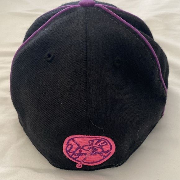 New Era Black and Pink 100% Wool NY Cap Size 7 1/4. - Picture 2 of 6